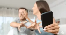 چک کردن تلفن همراه همسر