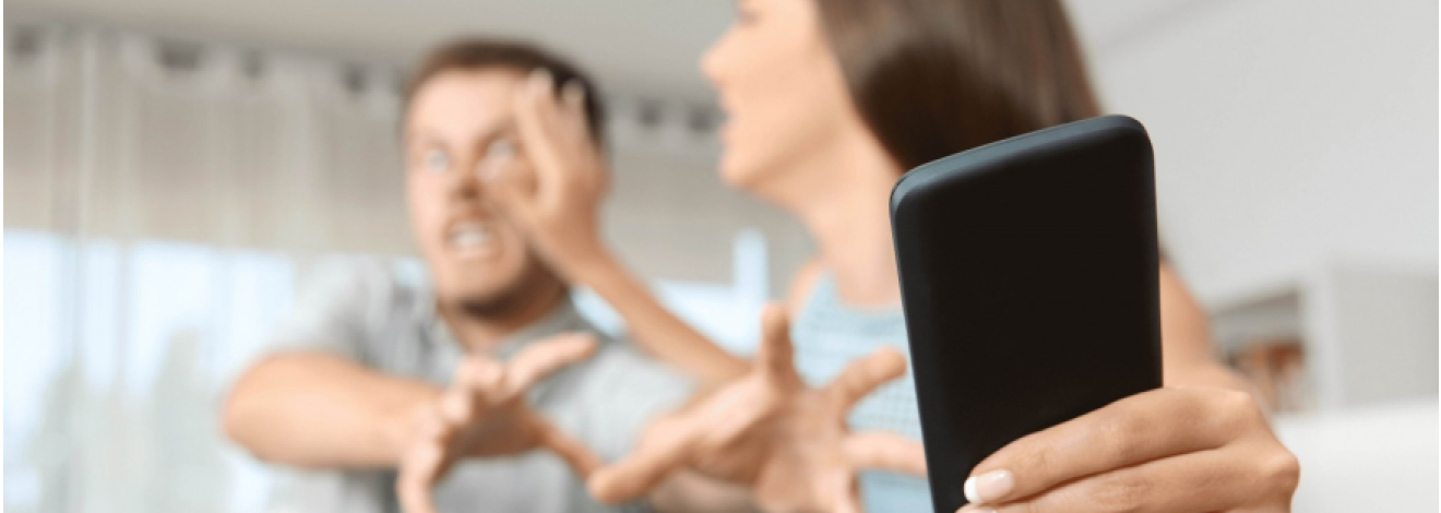 چک کردن تلفن همراه همسر